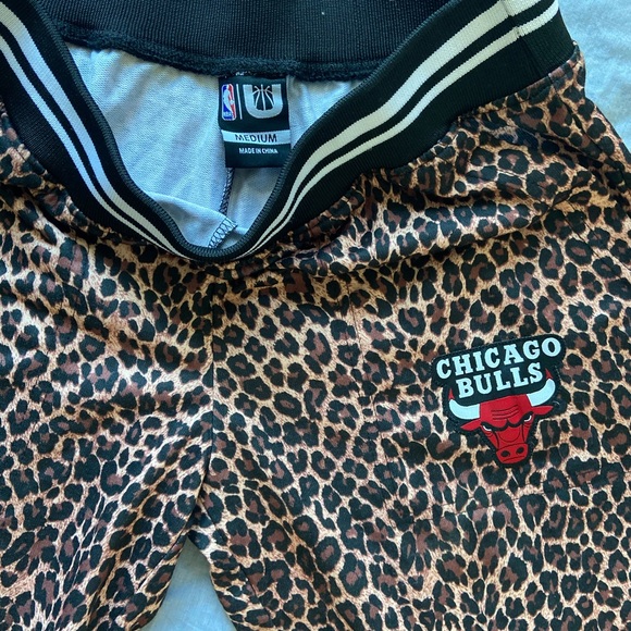 NEW - NBA Chicago Bulls leopard print jogging pants - Picture 3 of 3